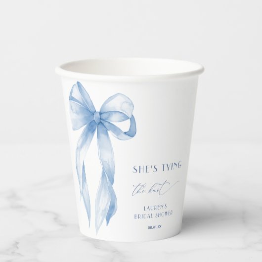 彼女の特別な日を祝おう ダスティーブルーのリボン ブライダルシャワーの紙コップ 紙コップ (正面)