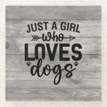 彼女の犬のコースターを愛しているだけの女の子