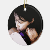 彼女の生まれたばかりのな"オーナメントを持つ母 セラミックオーナメント (左)