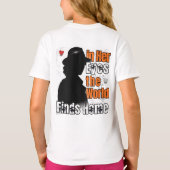 彼女の目の中で、世界は家を見つける – ロマンチックな愛 Tシャツ (裏面)