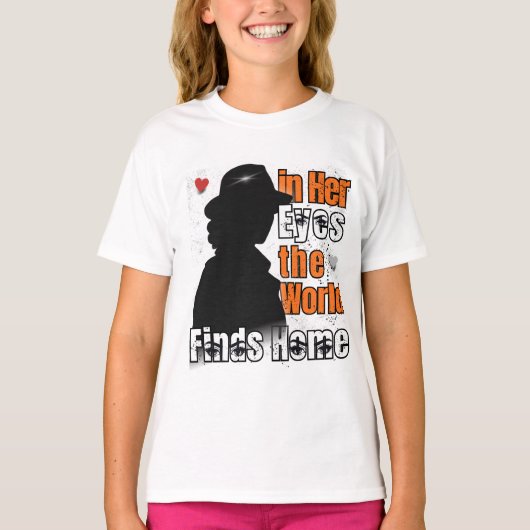 彼女の目の中で、世界は家を見つける – ロマンチックな愛 Tシャツ (正面)