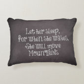 彼女の睡眠を許可する彼女は山を移動する引用文 アクセントクッション (正面)