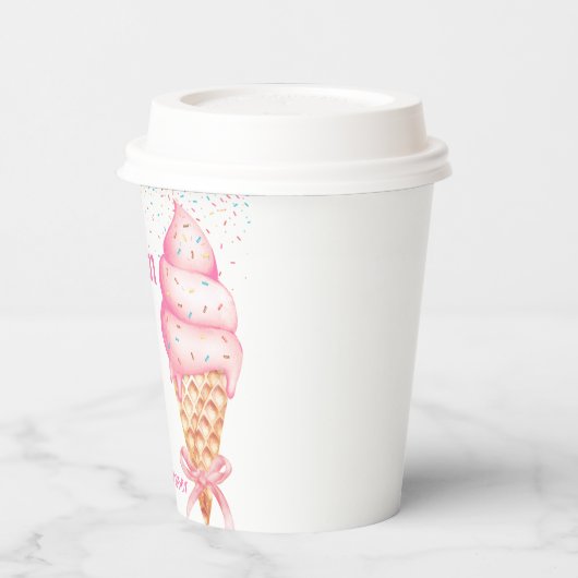 彼女の結婚前のお祝いの紙コップが奪われた 紙コップ (左)