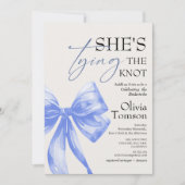 彼女の結婚式の前夜のパーティー Bow She's Tying the Knot Bridal Sh 招待状 (正面)
