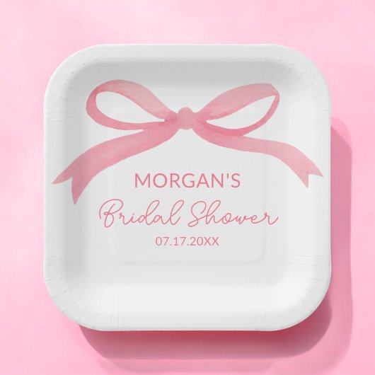 彼女の結婚式の準備を祝うピンクの弓の花嫁のシャワープレート ペーパープレート