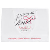 彼女の結婚式の準備 シーズ タイング ザ ノット ボウ コケッタ ブライダル シャワー ラージペーパーバッグ (裏面)