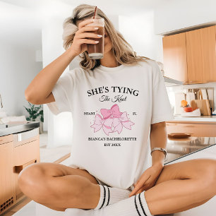 彼女の結婚式用のピンクの蝶ネクタイ バチェロレッテパーティー Tシャツ