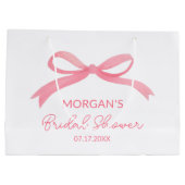 「彼女の結婚準備 ピンクの蝶結び ブライダルシャワー」 ラージペーパーバッグ (裏面)
