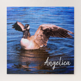 彼女の翼の青海原の自然をはためかしているカナダのガチョウ ジグソーパズル