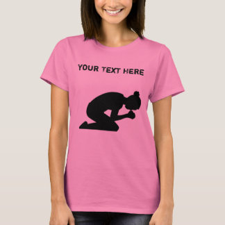 彼女の膝の祈ることの女性のシルエット Tシャツ
