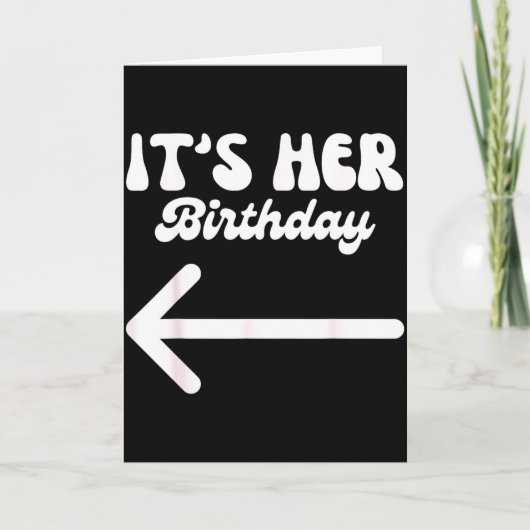 彼女の誕生日ですよ(矢印で指してる) 楽しいユーモア カード (正面)