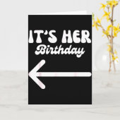 彼女の誕生日ですよ(矢印で指してる) 楽しいユーモア カード (黄色い花)