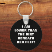 彼女の足の下の汚れより低い キーホルダー (正面)