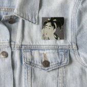 彼女の顔を拭いている日本のな女性 缶バッジ (インサイチュ)