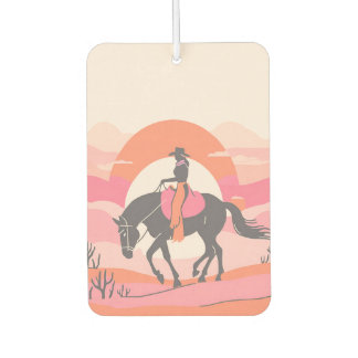 彼女の馬に乗る女性のカーボーイと砂漠の空 カーエアーフレッシュナー