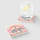 彼女の馬に乗る女性のカーボーイと砂漠の空 ストーンコースター (横)