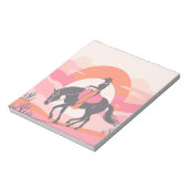 彼女の馬に乗る女性のカーボーイと砂漠の空 ノートパッド (回転)