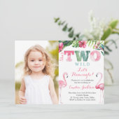 彼女の2歳のワイルドなフラインゴの誕生日パーティーの写真カード 招待状 (スタンド正面)