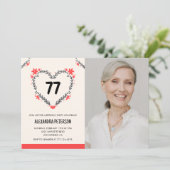 彼女の77歳の誕生日にエレガントな赤い花のハート 招待状 (スタンド正面)