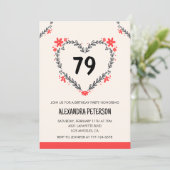 彼女の79歳の誕生日にモダンな年齢不詳の花のハート 招待状 (スタンド正面)