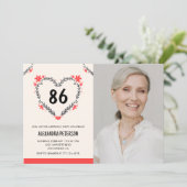 彼女の86歳の誕生日にエレガントな赤い花のハート 招待状 (スタンド正面)