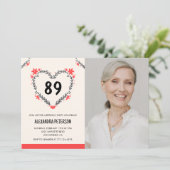 彼女の89歳の誕生日のエレガントな赤い花のハート 招待状 (スタンド正面)