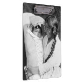 彼女のPapooseを持つネイティブアメリカンの母 クリップボード (右)