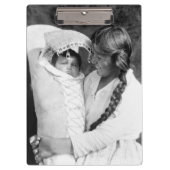 彼女のPapooseを持つネイティブアメリカンの母 クリップボード (正面)