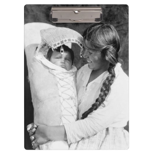 彼女のPapooseを持つネイティブアメリカンの母 クリップボード (正面)