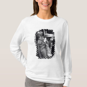 彼女のpapooseを運んでいるナバホー人の女性 tシャツ