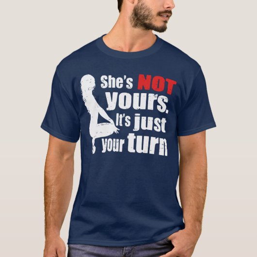 彼女はあなたのものじゃない あなたの家族のレトロな Tシャツ (正面)