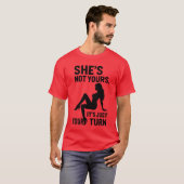 彼女はあなたのものじゃない、今はあなたの番なだけ。 Tシャツ (正面フル)