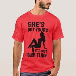 彼女はあなたのものじゃない、今はあなたの番なだけ。 Tシャツ