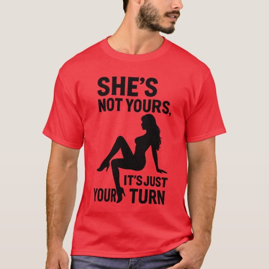 彼女はあなたのものじゃない、今はあなたの番なだけ。 Tシャツ (正面)
