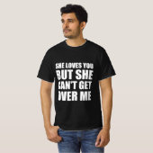 彼女はあなたを愛しているけど、私のことを忘れられない Tシャツ (正面フル)
