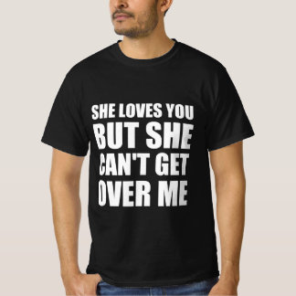 彼女はあなたを愛しているけど、私のことを忘れられない Tシャツ
