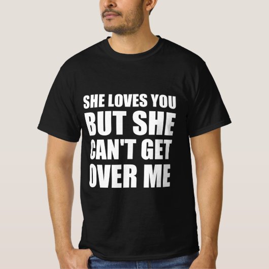 彼女はあなたを愛しているけど、私のことを忘れられない Tシャツ (正面)