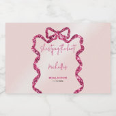 彼女はおしゃれなグリッター ピンクの蝶ネクタイを結んでいる スパークリングワインラベル (シングルラベル)