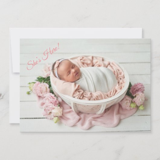 彼女はここピンクの女の子ジンガムかわいいモダン誕生 案内状 (正面)