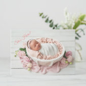 彼女はここピンクの女の子ジンガムかわいいモダン誕生 案内状 (スタンド正面)