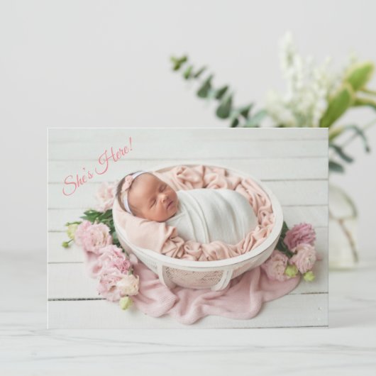 彼女はここピンクの女の子ジンガムかわいいモダン誕生 案内状 (スタンド正面)