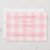 彼女はここピンクの女の子ジンガムかわいいモダン誕生 案内状 (裏面)