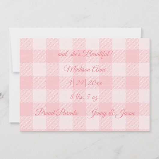 彼女はここピンクの女の子ジンガムかわいいモダン誕生 案内状 (裏面)