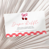 彼女はさくらんぼの上に赤ちゃんシャワーおむつラッフル エンクロージャーカード