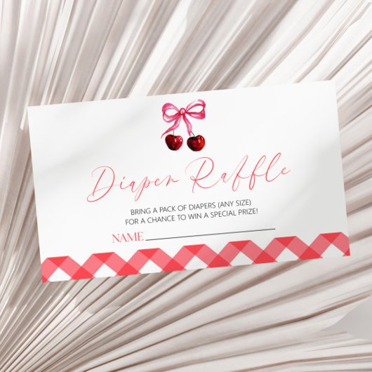 彼女はさくらんぼの上に赤ちゃんシャワーおむつラッフル エンクロージャーカード