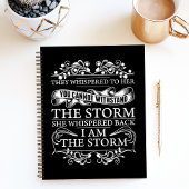 彼女はささやき返した。「私は嵐だ。」 ノートブック