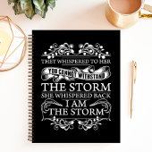 彼女はささやき返した。「私は嵐だ。」 ノートブック