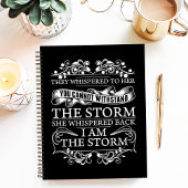 彼女はささやき返した。「私は嵐だ。」 ノートブック