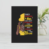 彼女はささやき返した、私は嵐だ、黒人の歴史よ 招待状 (スタンド正面)