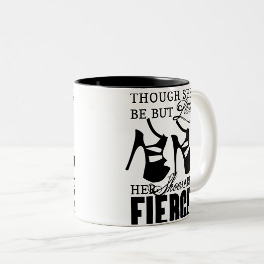 彼女はしかし小さくか激しい靴あります ツートーンマグカップ (正面右)